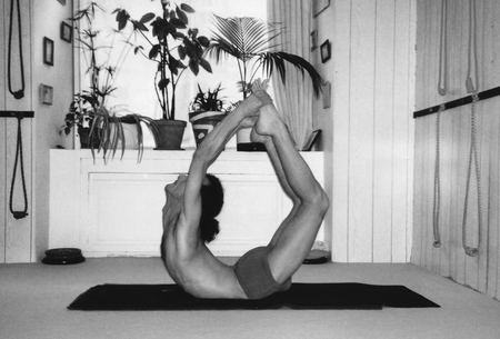 Yoga classes in Nice - Centre Nataraja - Postures - Dhanurasana