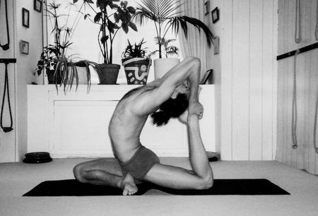 Yoga classes in Nice - Centre Nataraja - Postures - Ekapadarajakapotanasana