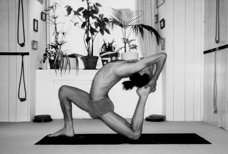 Yoga classes in Nice - Centre Nataraja - Postures - Ekapadarajakapotanasana (variante)