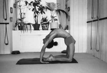 Yoga classes in Nice - Centre Nataraja - Postures - Kapotasana (variante)