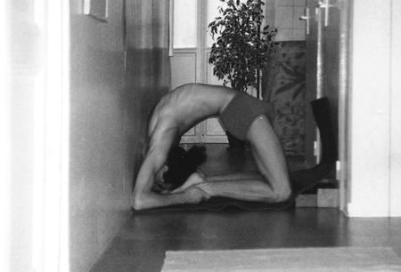 Yoga classes in Nice - Centre Nataraja - Postures - Kapotasana
