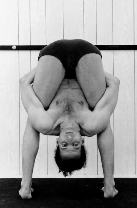 Yoga classes in Nice - Centre Nataraja - Postures - Kurmasana
