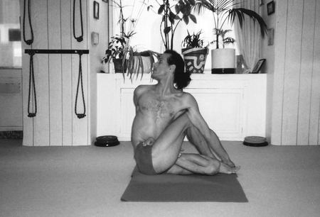 Yoga classes in Nice - Centre Nataraja - Postures - Paripurna Matsyendrasana