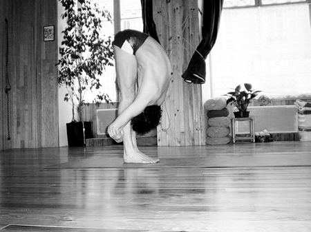 Yoga classes in Nice - Centre Nataraja - Postures - Utthanasana